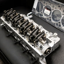 Load image into Gallery viewer, Delica L300 Engine cylinder head